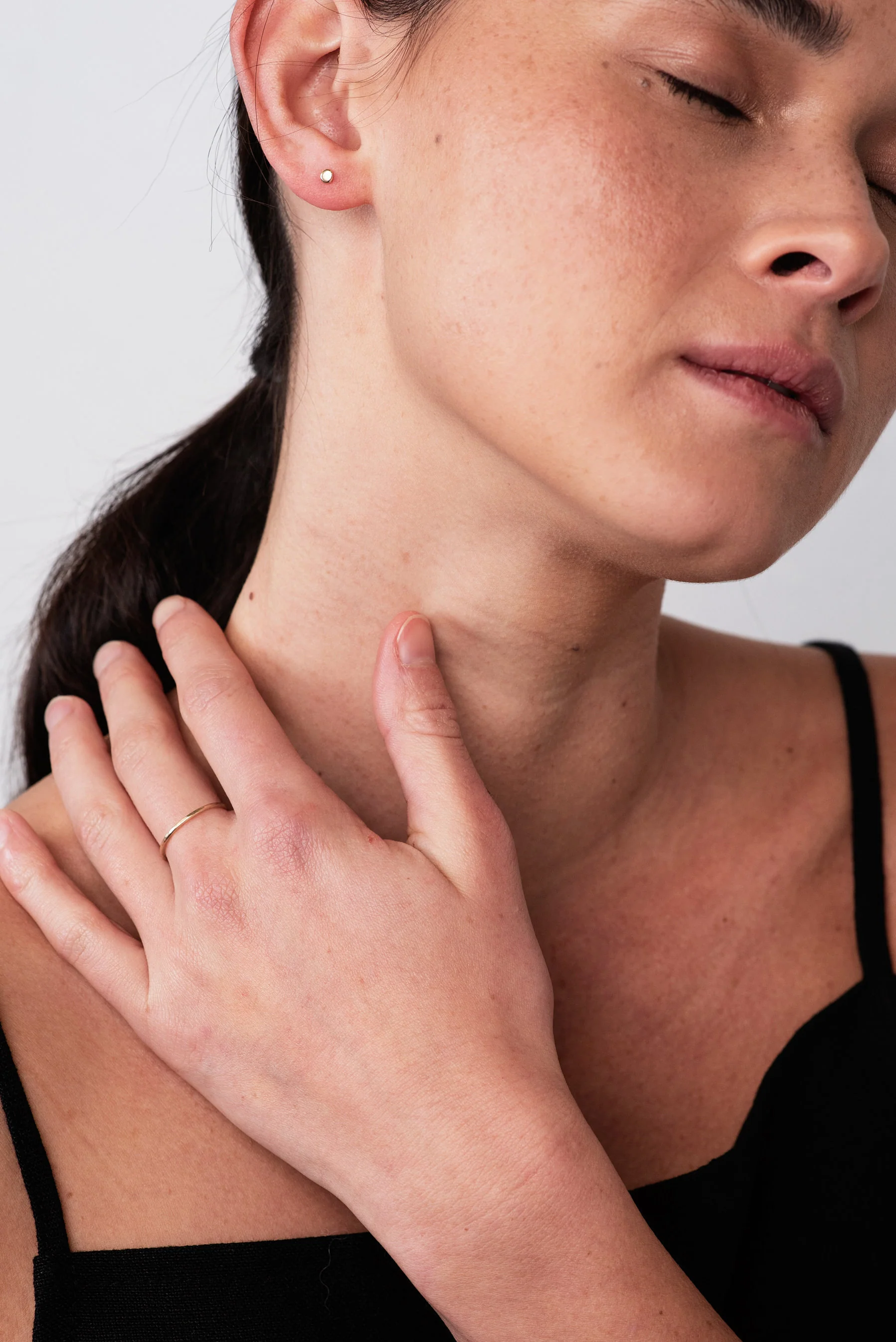 9ct Gold Hammered Stacking Ring - Image 4