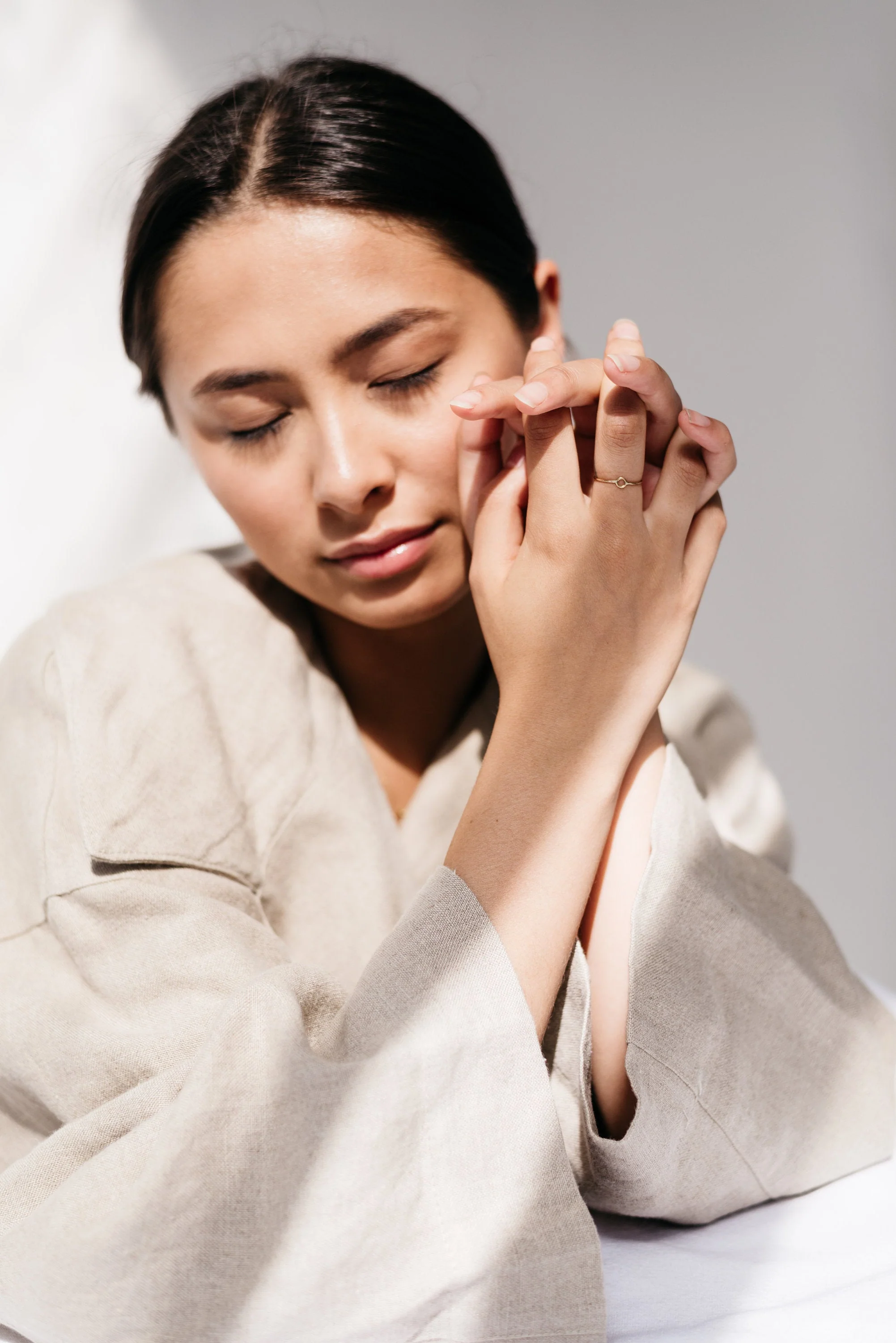 9ct Gold Mini Circle Ring - Image 3