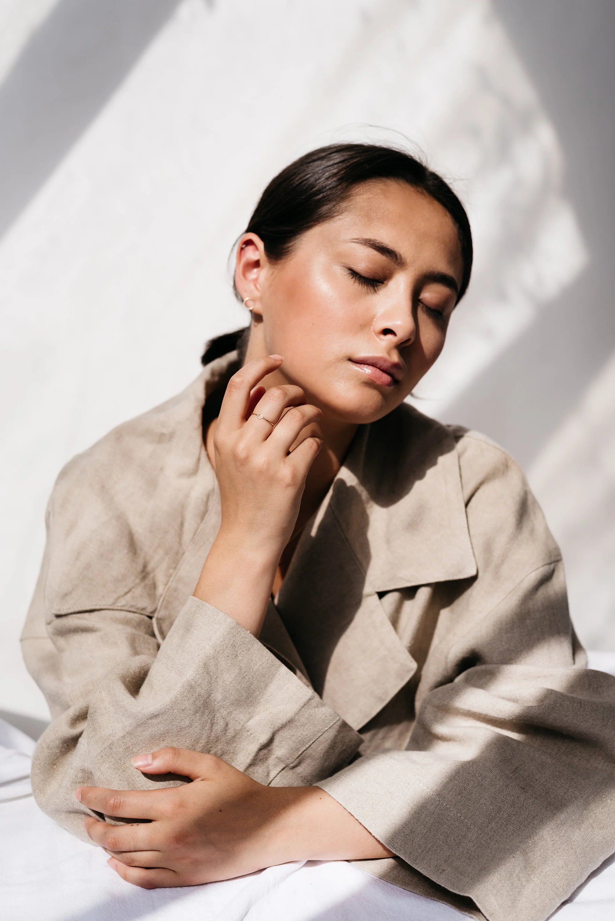 9ct Gold Mini Circle Ring - Image 4