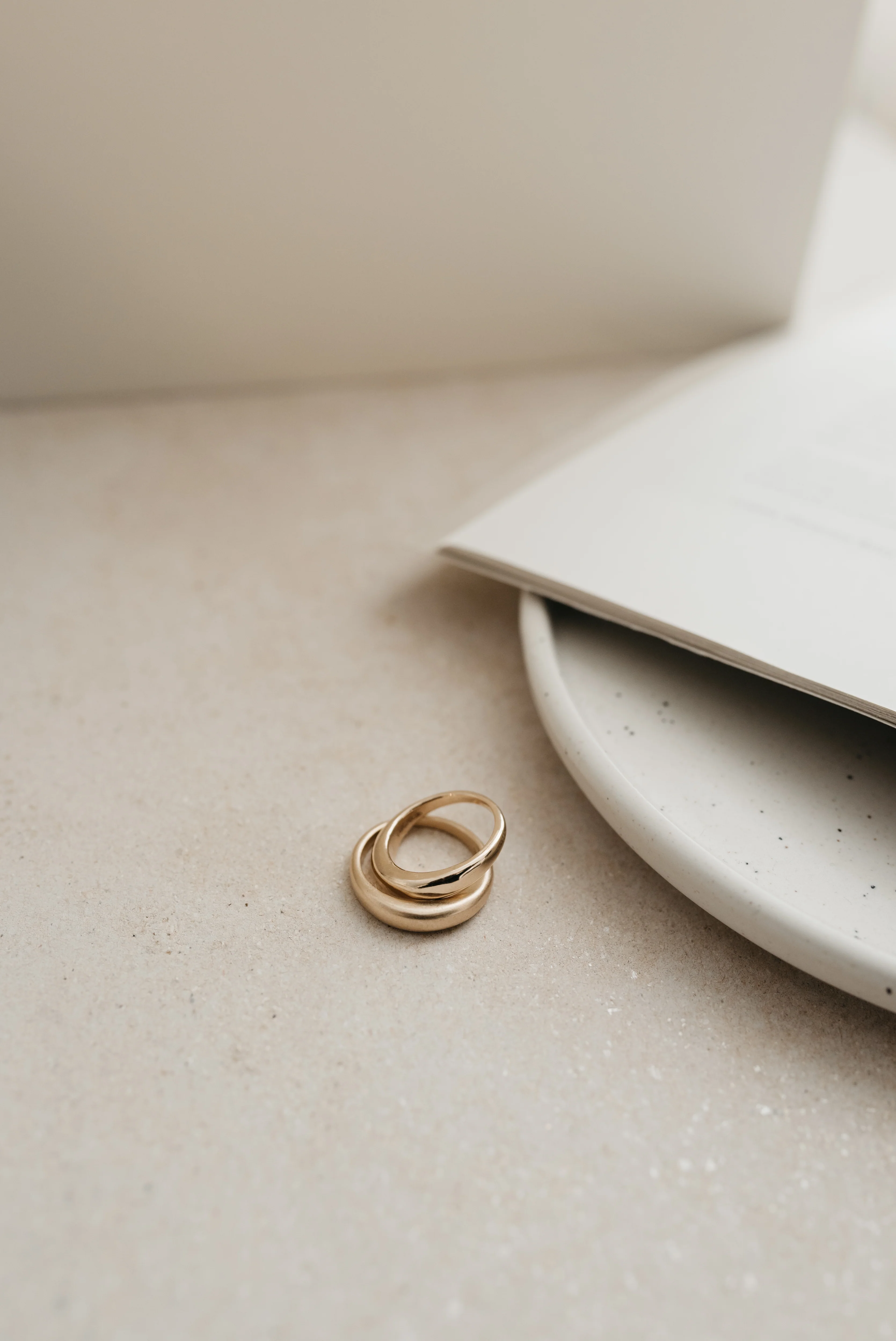 9ct Gold Fluid Ring - Image 4