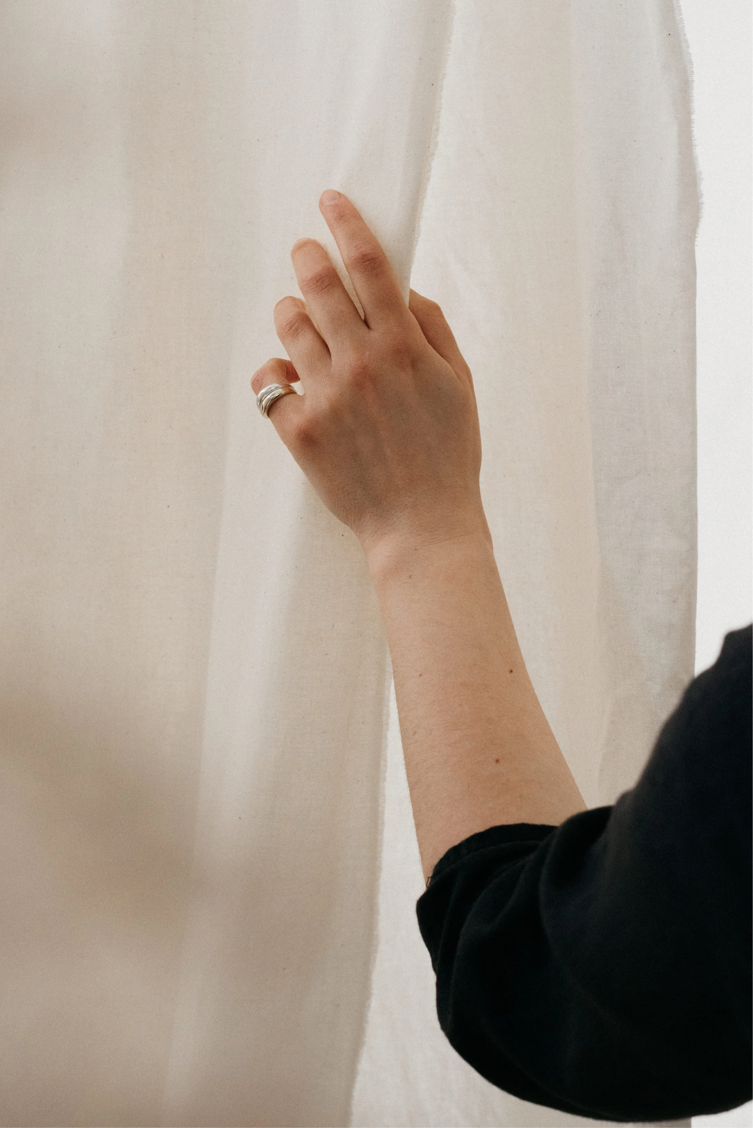 9ct Gold Fluid Ring - Image 5